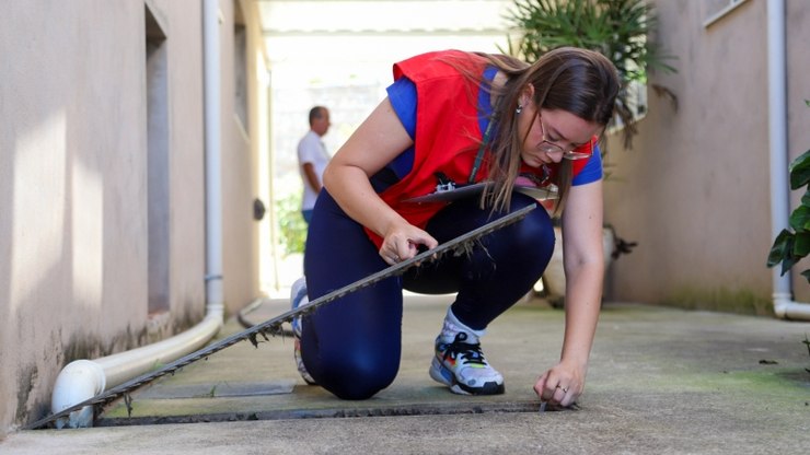 Alunos de Medicina fazem ação contra dengue em bairros de Vinhedo