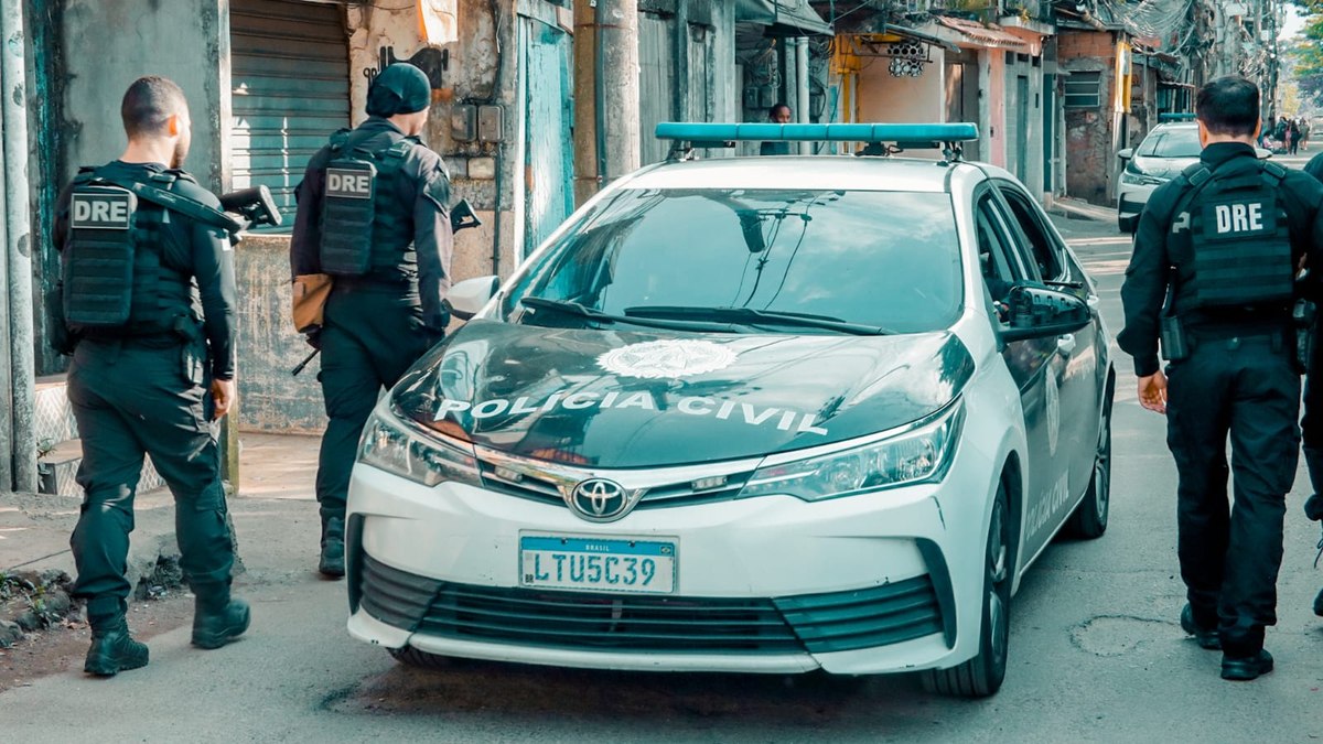 Traficantes receberam os policiais a tiros na Gardênia Azul