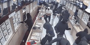 Grupo rouba R$ 9 milhões em joias em 70 segundos; veja vídeo