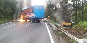 Acidente entre duas carretas bloqueia BR-116 no sentido Curitiba