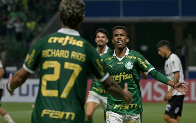 Estevão comemora um gol do Palmeiras com Richard Ríos no jogo da Libertadores contra o Liverpool do Uruguai, em 11 de abril de 2024, em São Paulo