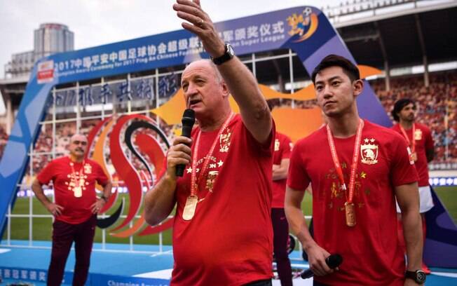 Felipão é homenageado na China após conquista do título da Superliga do país