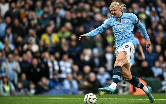 O atacante norueguês do Manchester City, Erling Haaland, marca o primeiro gol de seu time no jogo da Premier League entre Manchester City e Arsenal, no Etihad Stadium, em Manchester, em 22 de setembro de 2024.