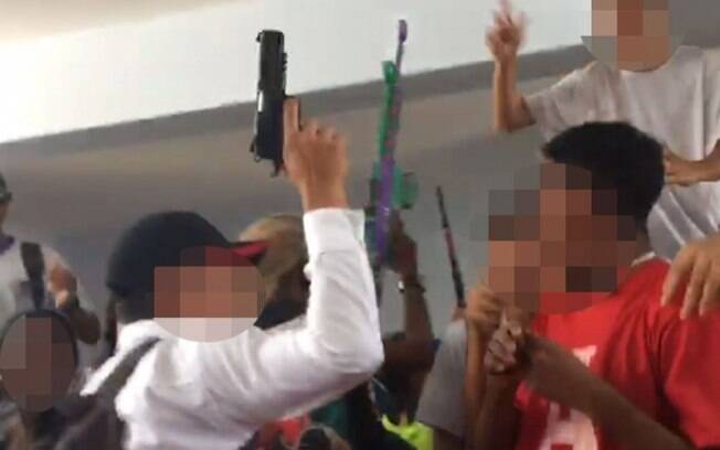 Alunos desfilam com fuzis e pistolas de brinquedo em colégio de São Gonçalo