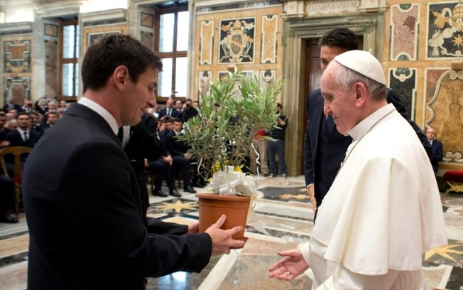 O Papa Francisco recebe Lionel Messi em audiência privada no Vaticano no dia 13 de agosto de 2013 O Papa Francisco recebe Lionel Messi em audiência privada no Vaticano no dia 13 de agosto de 2013