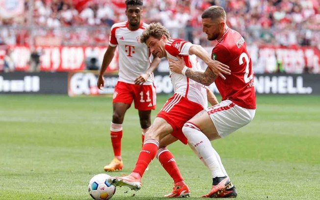 Raphael Guerreiro comemora um dos gols da vitória do Bayern