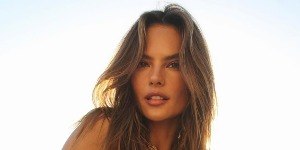 Alessandra Ambrosio exibe corpão, aos 44 anos, em Ibiza