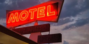 Homem abusa da ex-sogra e a leva para motel em BH