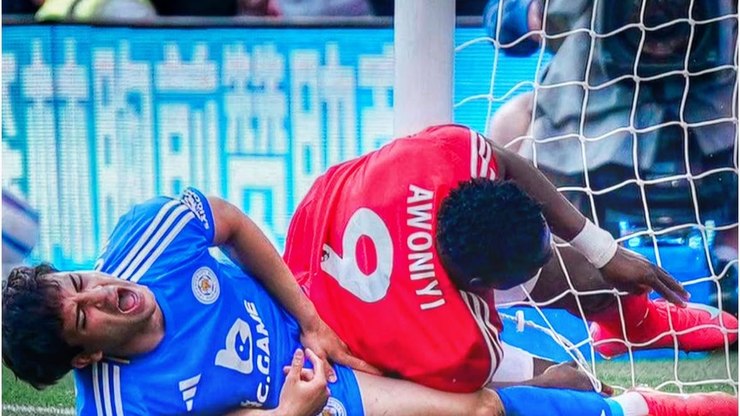 Atacante de clube inglês é operado após forte choque com a trave