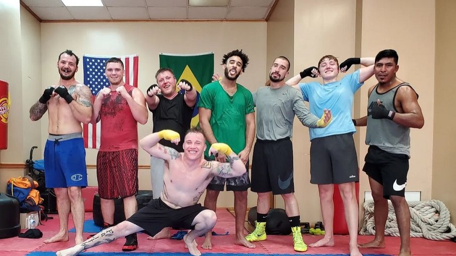 Grupo de lutadores do Ohio Valley MMA. O proprietário da academia, Johnny Haught, demostrou apoio à arte drag após evento ser ameaçado