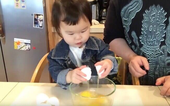 Mazzy é um bebê de 2 anos e já é uma estrela no YouTube com seu canal culinário