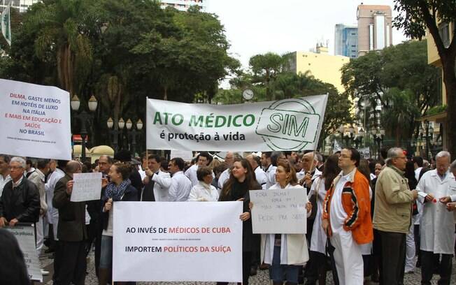 Eles defendem a vinda de médicos estrangeiros para os rincões do ...