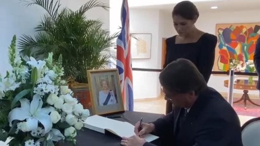 Presidente Jair Bolsonaro (PL) e primeira-dama Michelle Bolsonaro assinam livro de condolências pela morte da rainha Elizabeth II