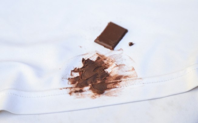 5 truques fáceis de como tirar mancha de chocolate da roupa