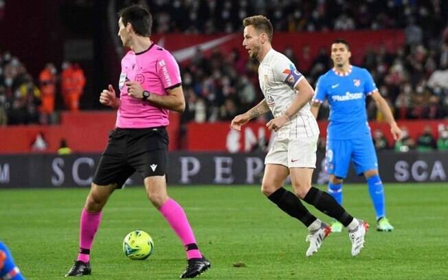 Sevilla marca no fim, vence o Atlético de Madrid e segura vice-liderança de La Liga