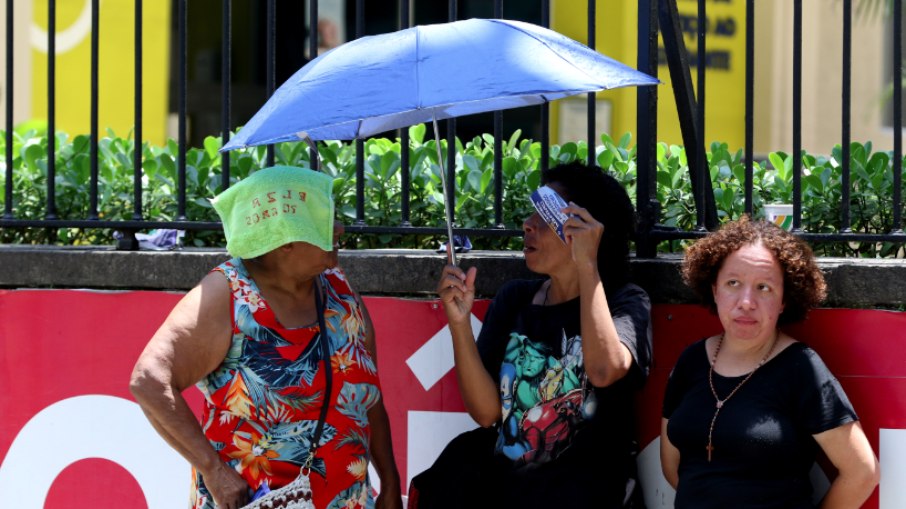 Pessoas se protegem do calor no Rio de Janeiro