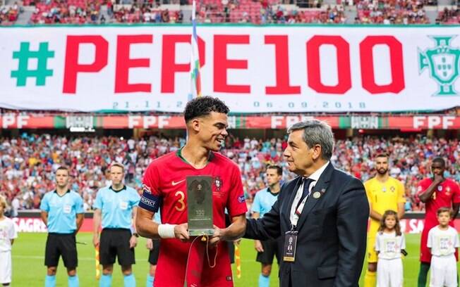 Zagueiro Pepe foi homenageado por fazer 100 jogos por Portugal