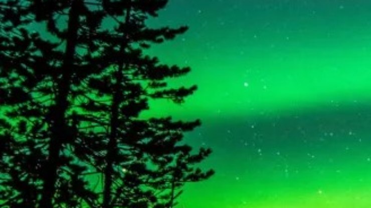 Aurora%20boreal%20ilumina%20noite%20de%20Manitoba%2C%20no%20Canad%C3%A1