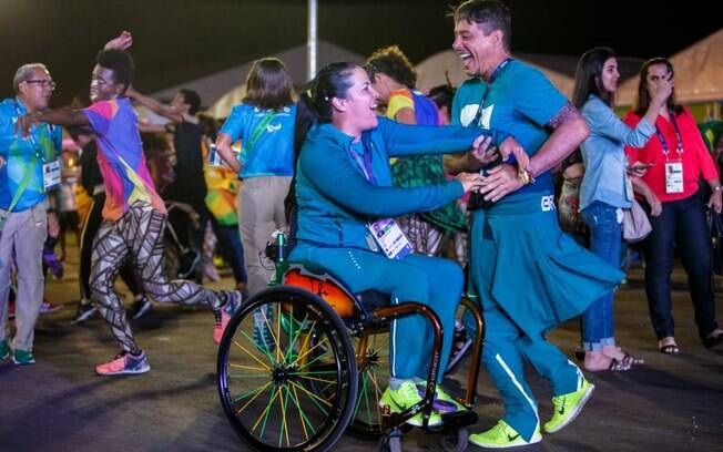 Dança e alegria nacionais na festa brasileira na Vila dos Atletas