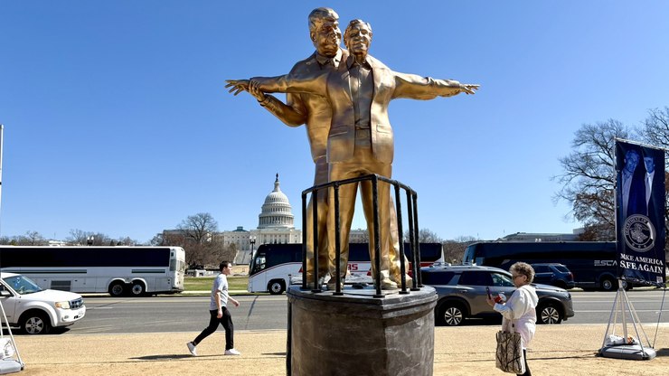 Estátua de Trump e Epstein replica cena de “Titanic”