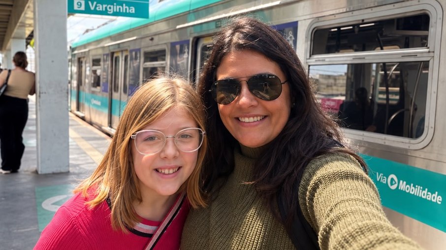 Rebecca e Nathália durante passeio na Linha 9 - Esmeralda