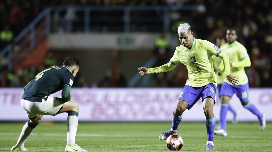 Bruno Guimarães conduz a bola contra a Bolívia