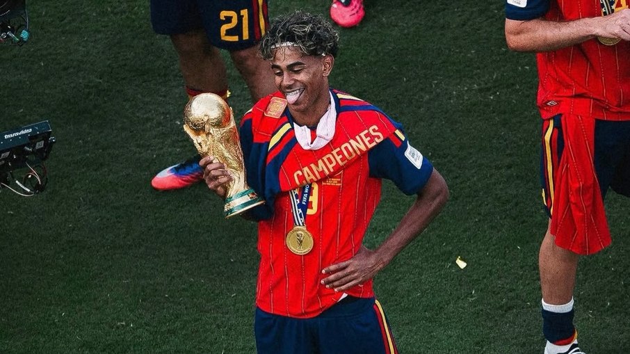 Yamal se tornou o jogador mais jovem a vencer uma Eurocopa e uma Copa do Mundo Yamal se tornou o jogador mais jovem a vencer uma Eurocopa e uma Copa do Mundo