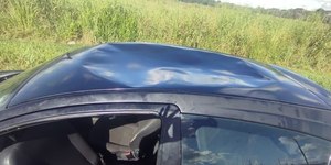 VÍDEO: homem embriagado viaja sobre teto de carro em Goiás