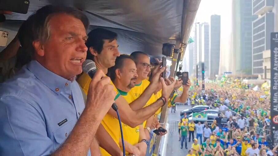 Bolsonaro discursando a apoiadores no Sete de Setembro