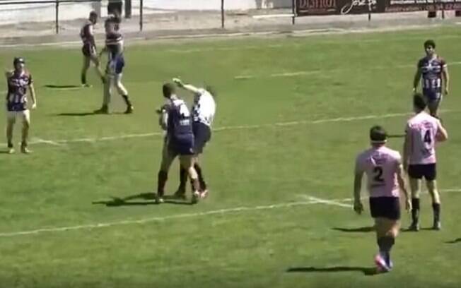Jogador de rugby acerta um soco no rosto do árbitro%2C que cai inconsciente no gramado