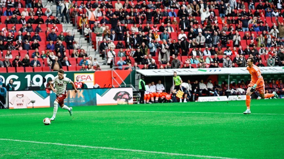 Robin Fellhauer aproveita falha de Manuel Neuer e marca, em menos de nove segundos, o gol mais rápido da história da Bundesliga Robin Fellhauer aproveita falha de Manuel Neuer e marca, em menos de nove segundos, o gol mais rápido da história da Bundesliga