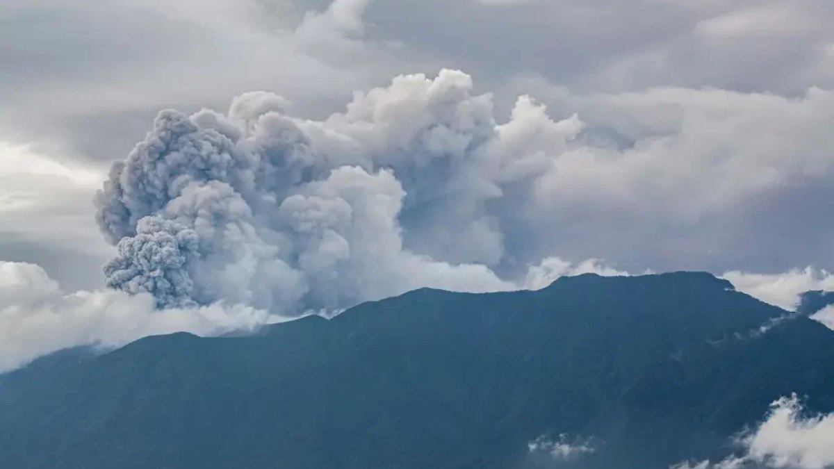 Erupção encobriu o céu de cinzas.