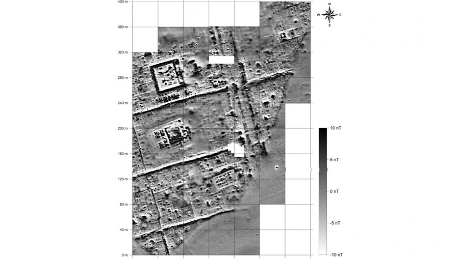 Imagem de um bairro da cidade com edifícios residenciais e complexos de templos, obtida por meio de um magnetômetro de césio Imagem de um bairro da cidade com edifícios residenciais e complexos de templos, obtida por meio de um magnetômetro de césio