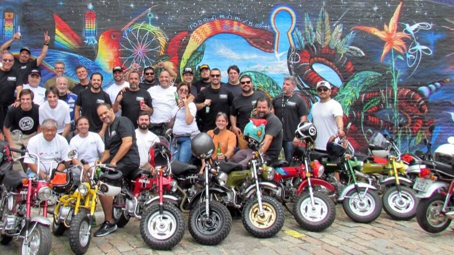 Mini Motos se reúnem no 'Beco do Batman', na Vila Madalena, depois de um passeio pela cidade de São Paulo