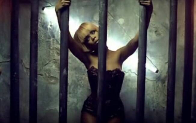 No clipe de Disturbia, Rihanna escolheu explorar o lado do terror e da loucura para prender o público