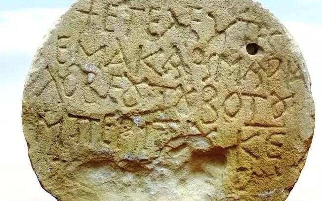 Pedra é encontrada na fronteira entre Israel e Egito com 1.400 anos