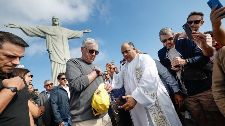 Novo técnico da
Seleção, Ancelotti faz visita ao Cristo Redentor