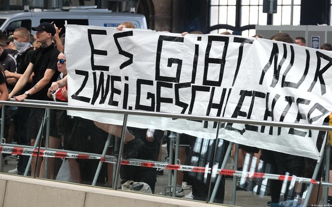 Além de rejeitarem as sociedades liberais, islamistas radicais e extremistas de direita compartilham posições antifeministas, desconfiança das instituições e adesão a teorias conspiratórias Além de rejeitarem as sociedades liberais, islamistas radicais e extremistas de direita compartilham posições antifeministas, desconfiança das instituições e adesão a teorias conspiratórias