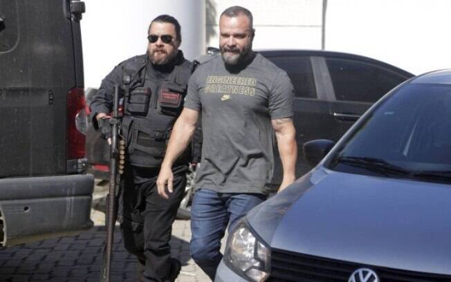 Ricardo Negrellos, suposto líder da milícia, ao chegar à Cidade da Polícia