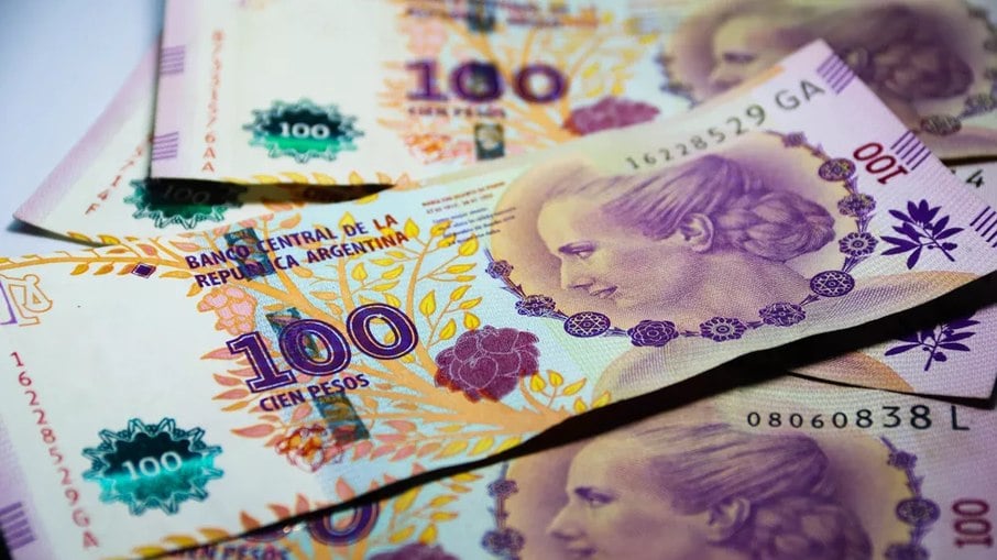 Notas de 100 pesos argentinos: a moeda do país vizinho tem sofrido forte desvalorização nas últimas semanas 