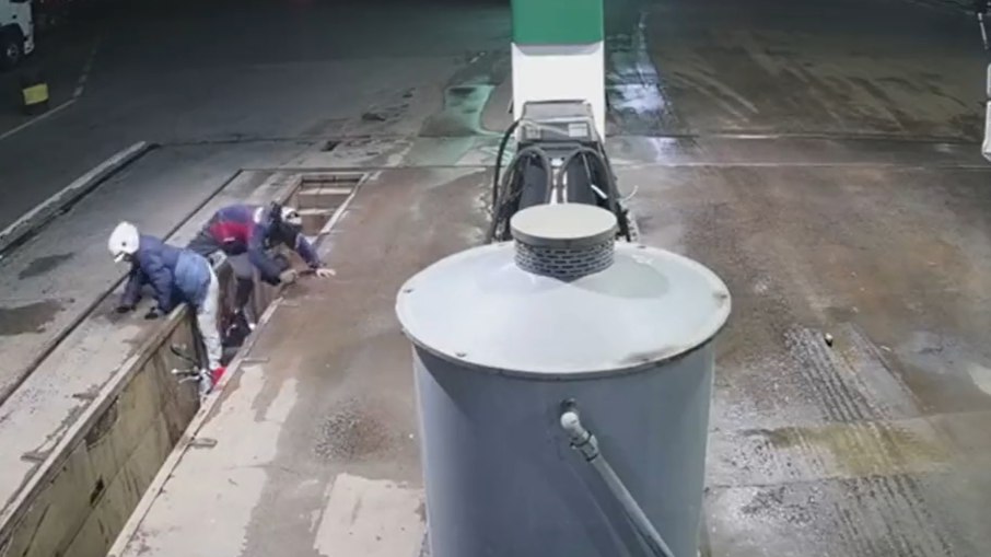 Assaltantes caindo na vala de um posto de gasolina