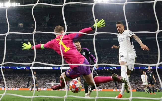 Manuel Neuer tenta, sem sucesso, defender um chute de Joselu na partida em que o Real Madrid venceu o Bayern de Munique por 2 a 1 e se classificou para a final da Liga dos Campeões em Madri, 9 de maio de 2024