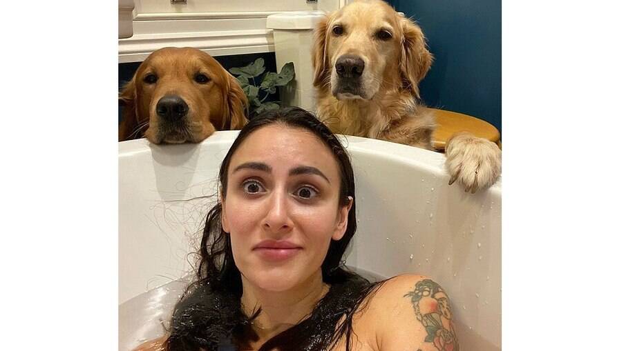 O momento em que um relaxante banho de banheira é interrompido por dois invasores caninos 