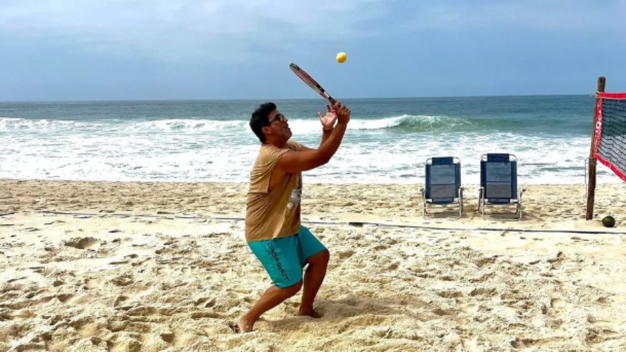 André Marques postou fotos treinando na praia