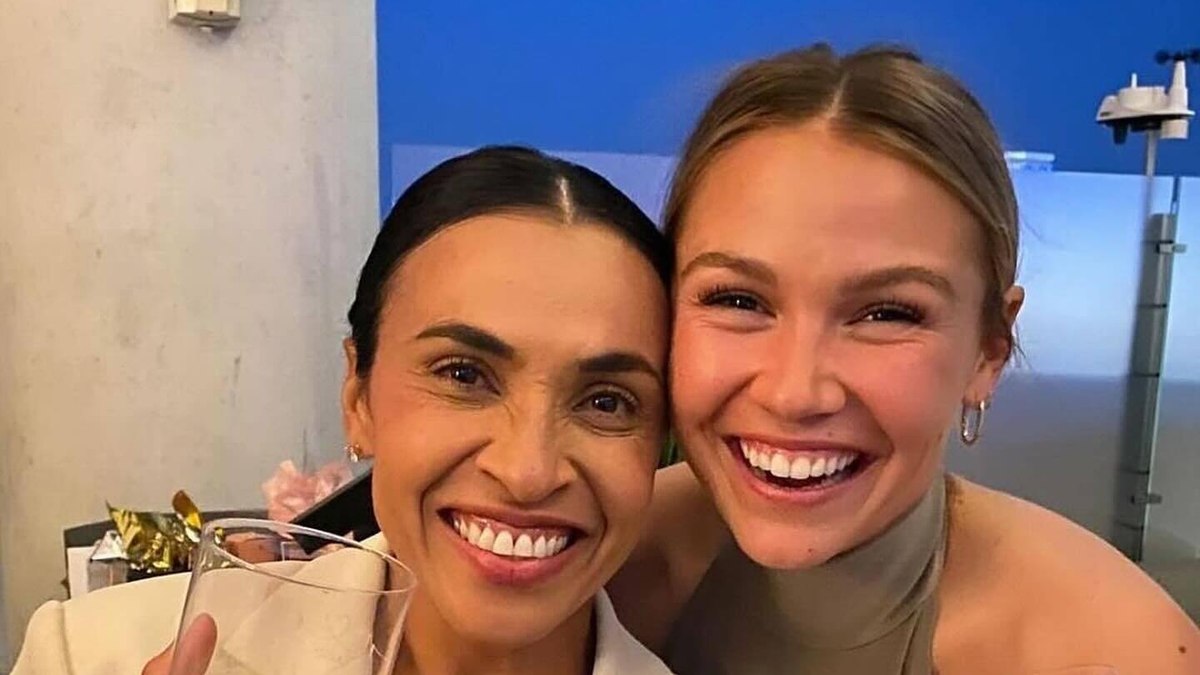 Marta e Carrie Lawrence anuciaram noivado nas redes sociais