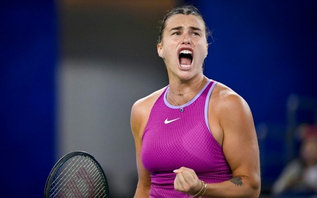 Aryna Sabalenka comemora a vitória sobre a chinesa Zheng Qinwen na final do WTA 1000 de Wuhan