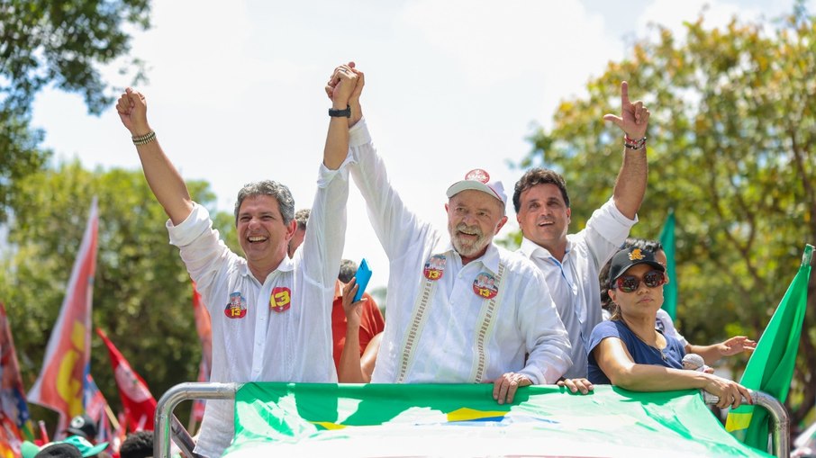 Rogério Carvalho e Lula estiveram presentes no ato em Aracaju (E)