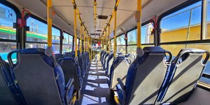 Cobradora rejeita assédio, é deixada em rodovia e será indenizada