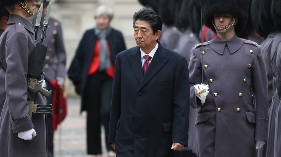 O ex-primeiro-ministro Shinzo Abe recebendo uma Guarda de Honra militar em Londres, em 2019