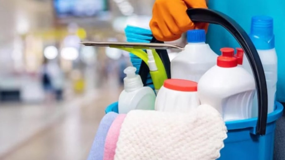 Mulher morre após inalar produtos de limpeza em Goiás Mulher morre após inalar produtos de limpeza em Goiás
